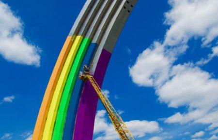 Нова веселка в центрі Києва, або чому Арка дружби народів змінює колір?