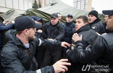 Перевізники побилися з поліцією  і погрожують спалити автобус (ФОТО)