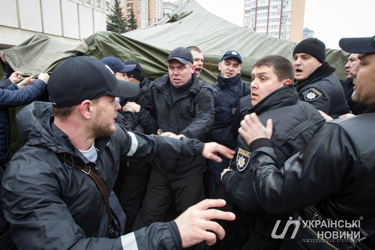 Перевізники побилися з поліцією  і погрожують спалити автобус (ФОТО)