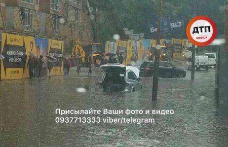 Київ у воді: на Лук’янівці підтопило авто (ФОТО, Відео)