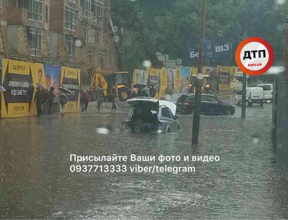 Київ у воді: на Лук’янівці підтопило авто (ФОТО, Відео)