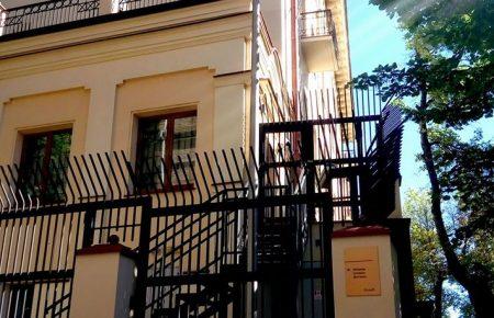 Представництва європейських країн в Україні вивісили прапори ЛГБТІ