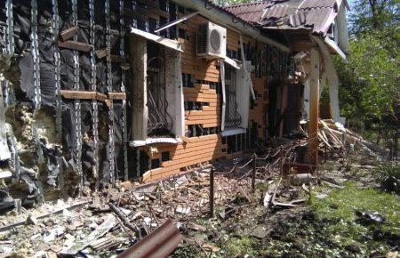 Обстрел Красногоровки: снаряд упал в 20 метрах от больницы (ФОТО)