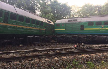 Під Нігином зіткнулися потяги: локомотив розвернуло на 180° (ФОТО, ВІДЕО)