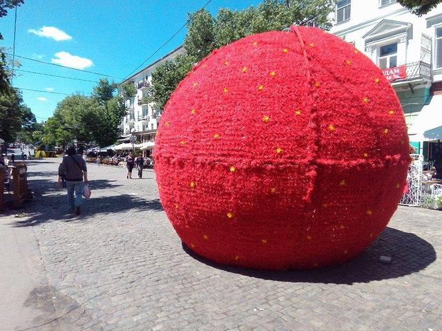 На Дерибасівській з’явилися декоративні гігантські фрукти (ФОТО)