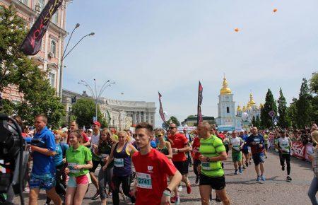 Київські випускники купаються у фонтанах (ФОТО)