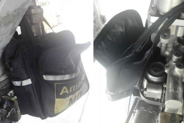 Працівники аеропорту відправили у рейс літак, шасі якого блокувала сумка (ФОТО)