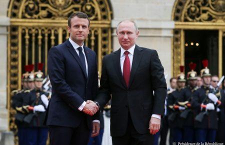 Українці, грузини і сирійці мітингували проти зустрічі Макрона і Путіна