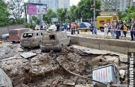 Потрощені авто, пошкоджений будинок - у Києві масштабний порив води (ВІДЕО)