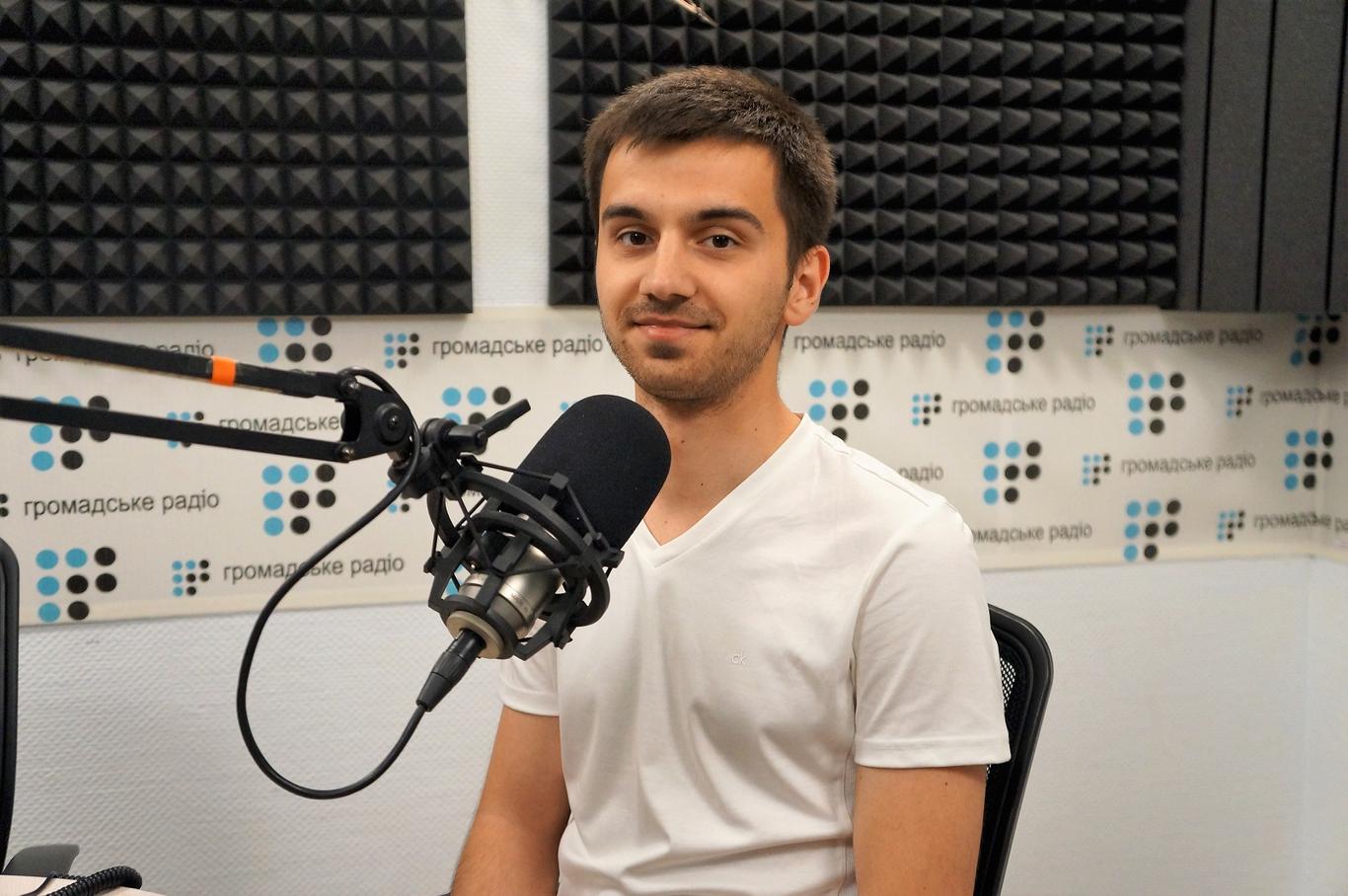 Самые популярные «ходоки» на эфиры: как политические ток-шоу выбирают экспертов