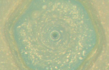 NASA опублікували фото космічної бурі поблизу Сатурну (ФОТО)