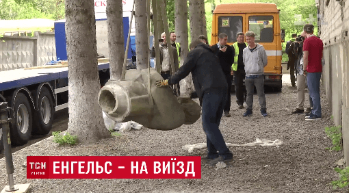 Статую Енгельса з села на Харківщині перевезуть до Манчестера (ВІДЕО)