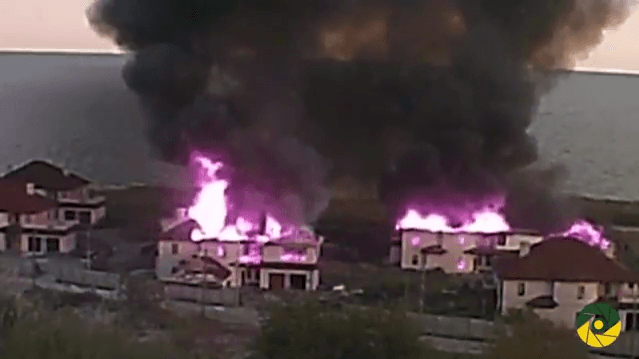 В мережі з'явилось відео палаючих будинків в Бердянському