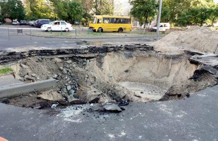 В Оболонському районі прорвало тепломережу. Рух транспорту змінено (ВІДЕО)