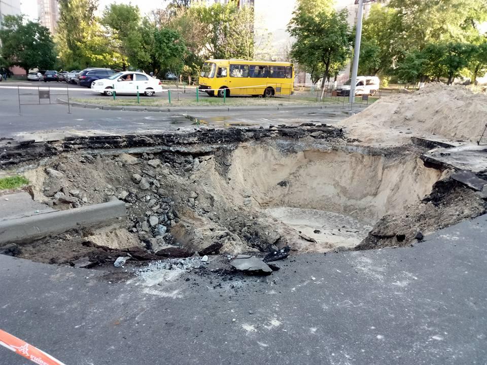 В Оболонському районі прорвало тепломережу. Рух транспорту змінено (ВІДЕО)