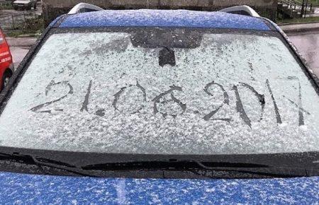 Кілька регіонів Росії засипало снігом (ВІДЕО)