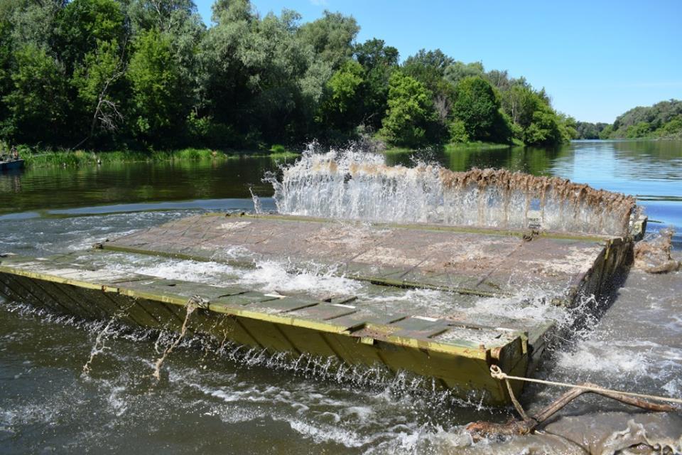 Бійці встановили масштабну пантонну переправу на Донбасі (ФОТОРЕПОРТАЖ)