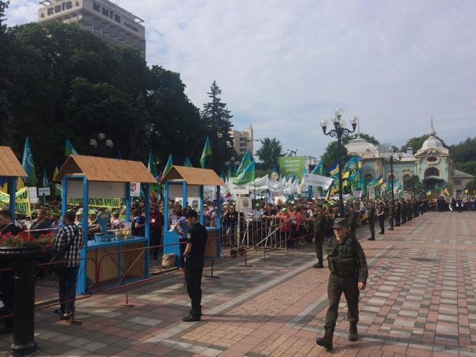 Під Верховною Радою в Києві  протестують проти введення ринку землі (ФОТО)