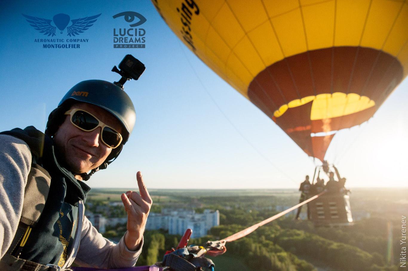 В Україні вперше людина пройшла по мотузці між двома повітряними кулями (ФОТО)