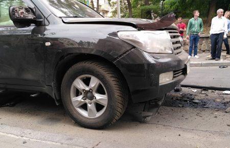 В Киеве на улице Полтавской взорвался джип Toyota (ФОТО)