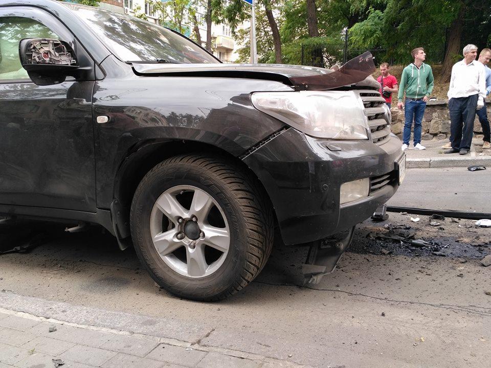 В Киеве на улице Полтавской взорвался джип Toyota (ФОТО)