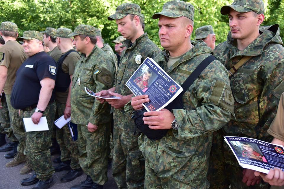 Як шукають зниклу дівчинку на Донеччині? (ФОТО)