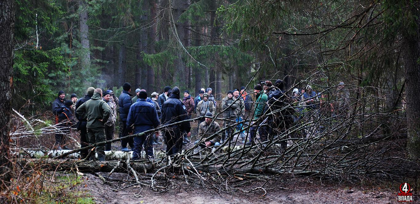 Внаслідок бійки з бурштинокопачами поранено три полісмени