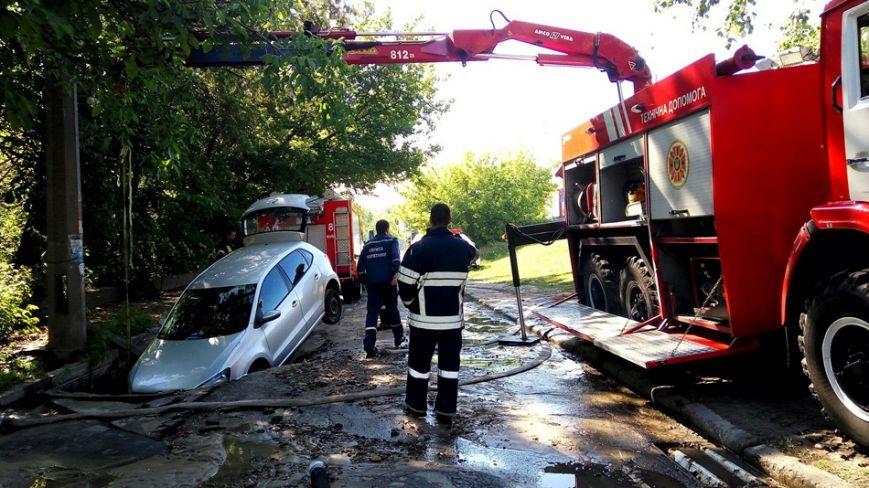 Через прорив каналізації  у Києві «затонув» автомобіль (ФОТО)