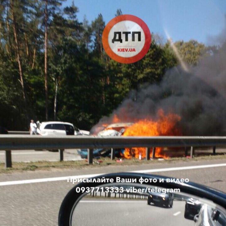 Внаслідок ДТП у Києві згорів лекговий автомобіль: є постраждалі(ФОТО)