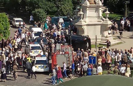 У Львові машина в’їхала в натовп, одна людина загинула (ФОТО, ВІДЕО)