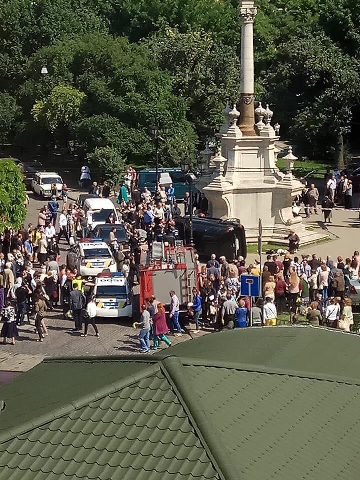 У Львові машина в’їхала в натовп, одна людина загинула (ФОТО, ВІДЕО)