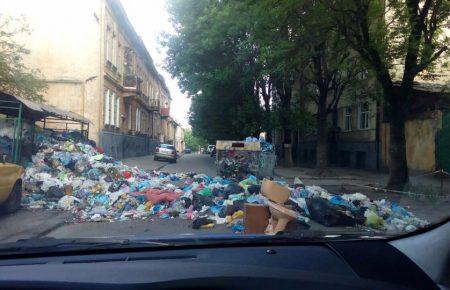 У Львові вулицю заблокували сміттям (ФОТО)