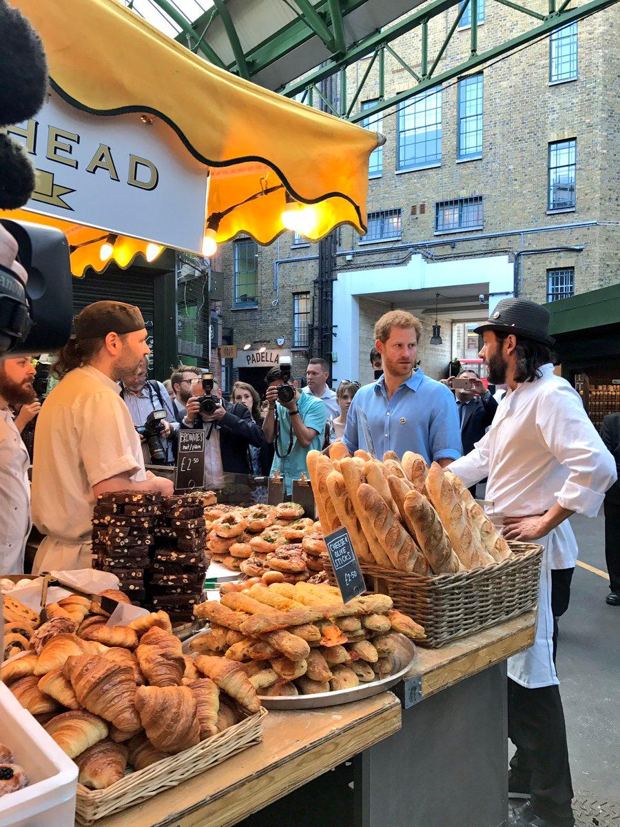 Британський принц відвідав продуктовий ринок, на якому стався теракт (ФОТО)