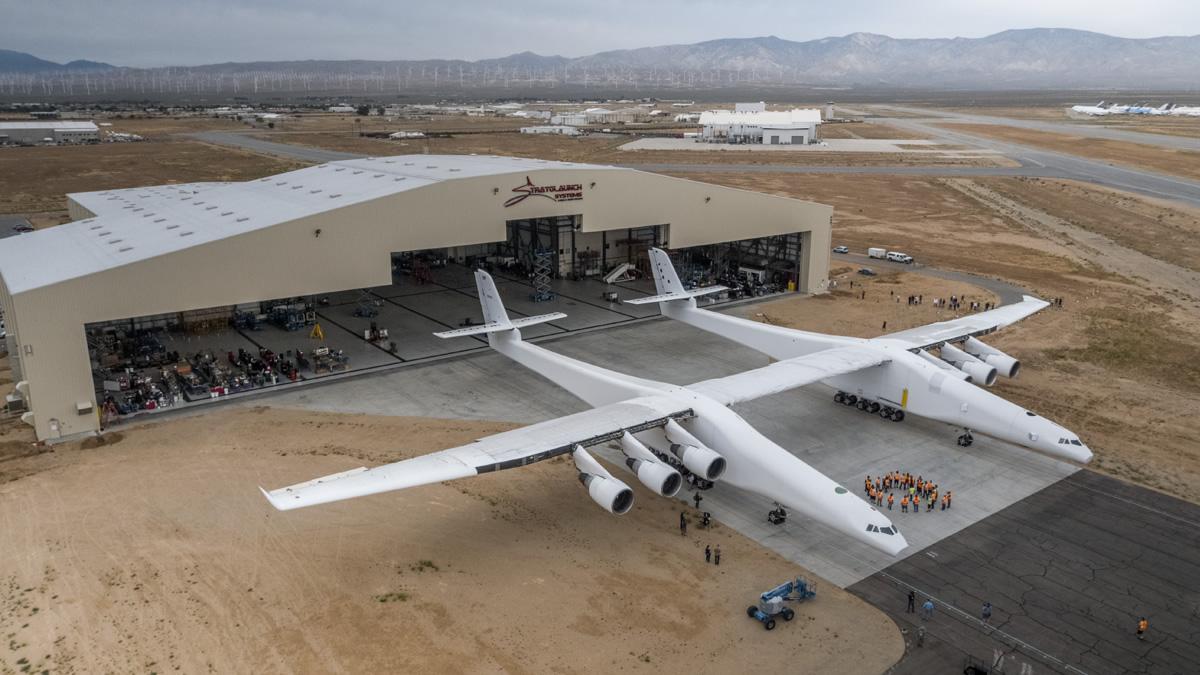 Stratolaunch показала найбільший літак у світі (ВІДЕО)