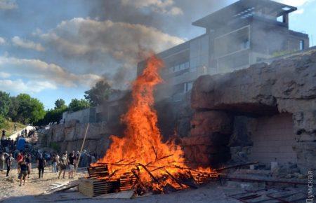 Одеські активісти знесли паркан та почали громити незаконне будівництво на пляжі (ФОТО, ВІДЕО)