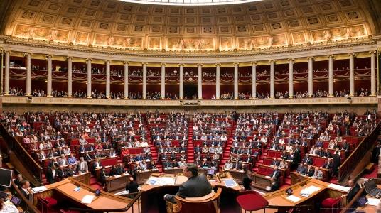 Рекордное количество женщин стали депутатами парламента Франции