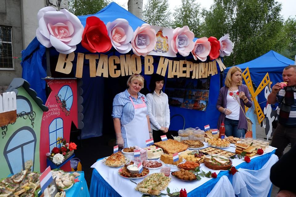 У вишиванках і без води. Як Покровськ святкує День Європи (ФОТО)