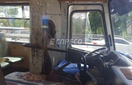 В Києві в автобусі стався вибух, є поранені (ВІДЕО)