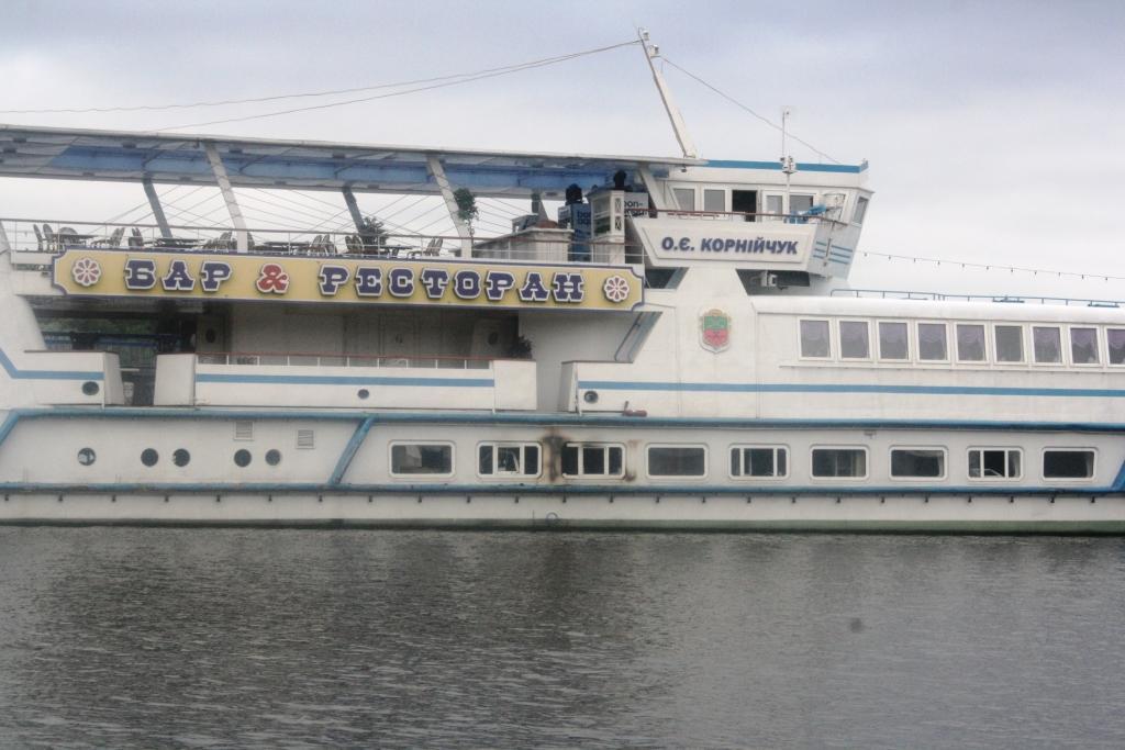 У Запоріжжі мало не згорів теплохід біля центрального пляжу (ФОТО)