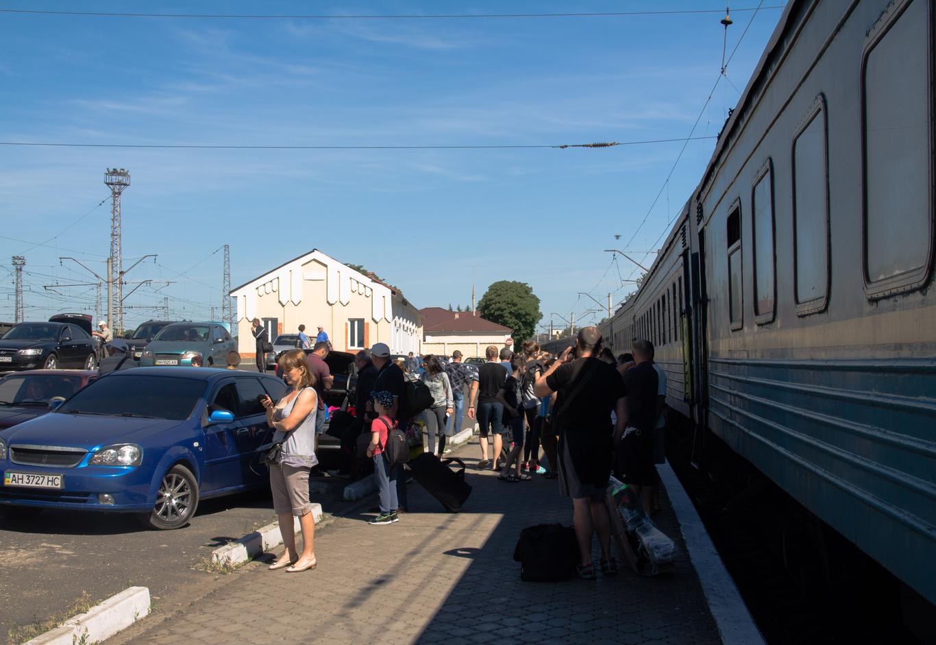 Проїзд пільговим коридором та посередництво у документах. Хто наживається на переселенцях