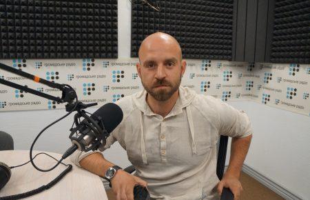 Зараз в Україні триває боротьба за тих, кому холодильник важливіший, ніж прапор, — Казарін