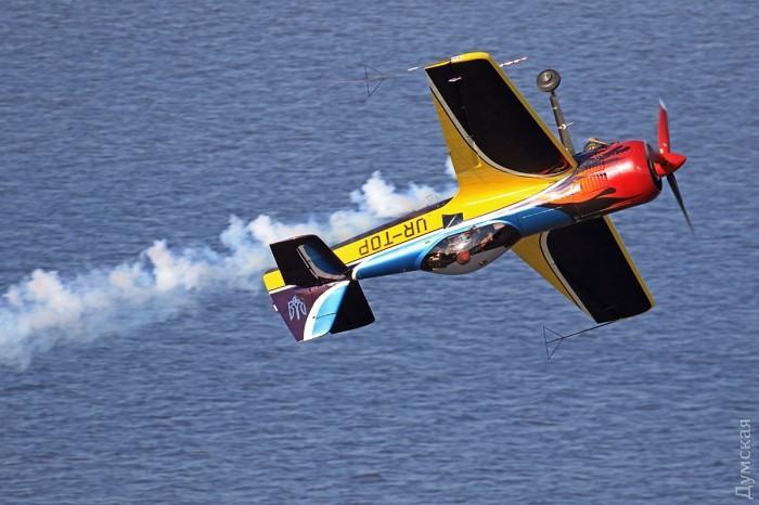 «Кобра» над лиманом: одеський льотчик зробив унікальну фігуру в небі (ВІДЕО)