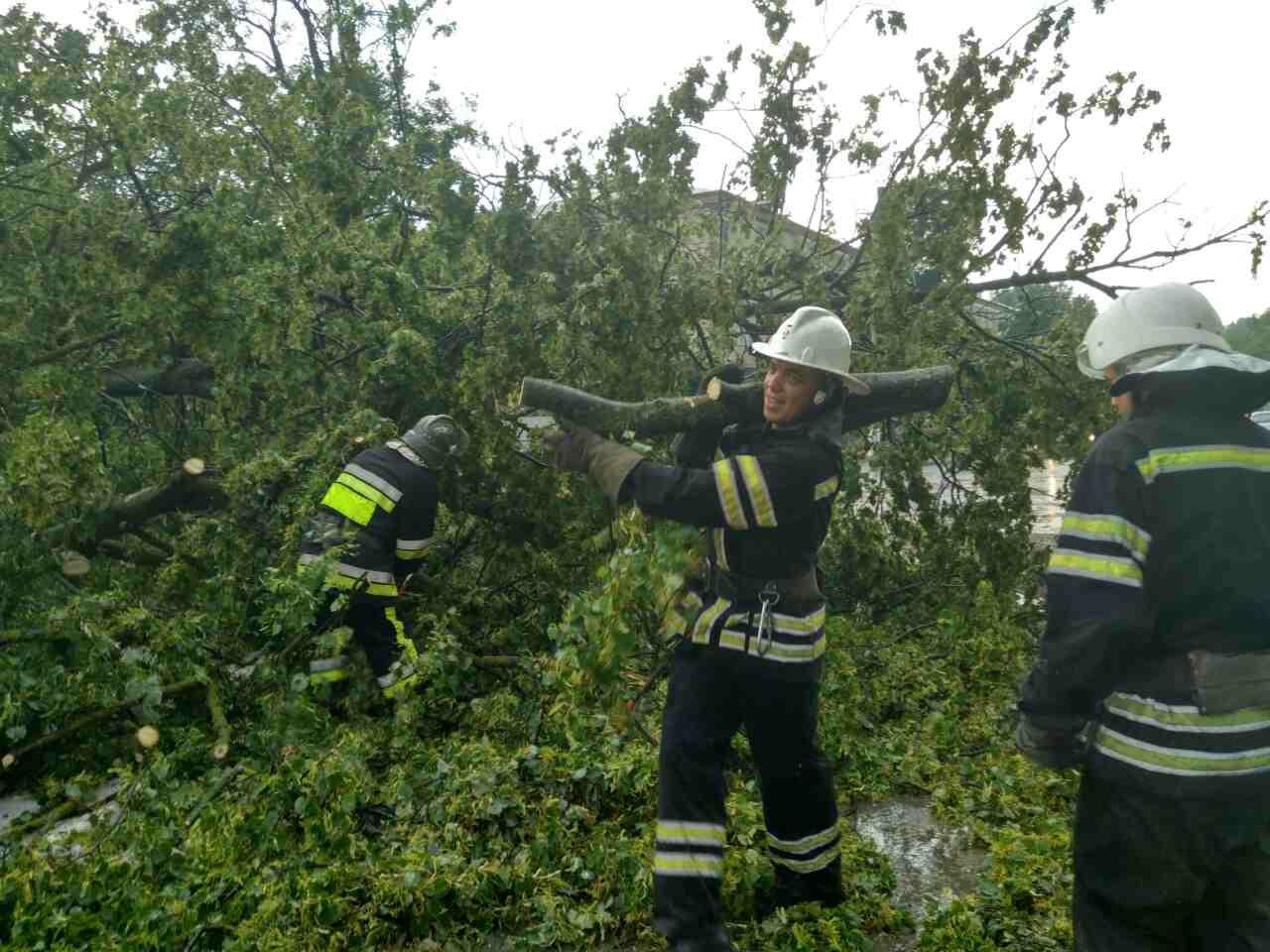 Хмельниччиною пронісся буревій зі зливою, вітром та градом (ВІДЕО)