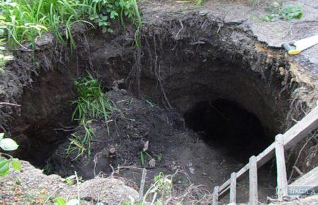 В селі на Одещині частина вулиці провалилась в катакомби (ФОТО)