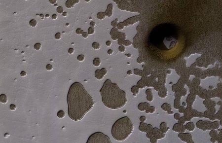 NASA опублікувало фотографії дивних ям на Марсі (ФОТО)