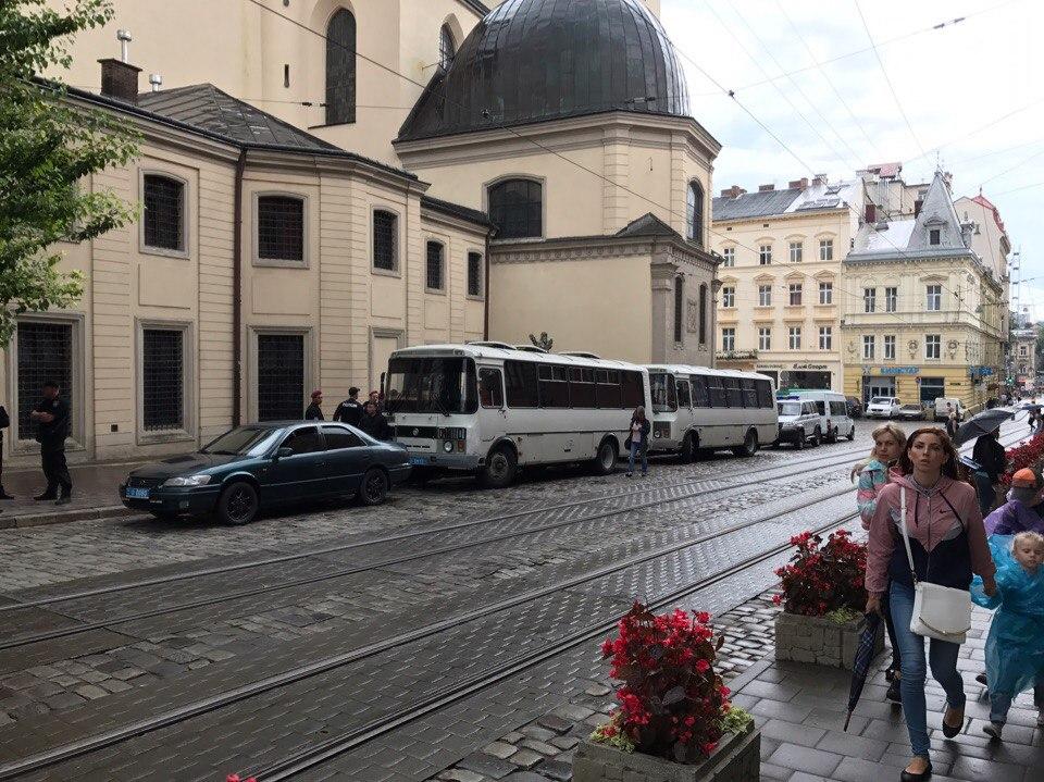 Львів: жителі аварійного будинку планують акцію протесту (ФОТО, ВІДЕО)