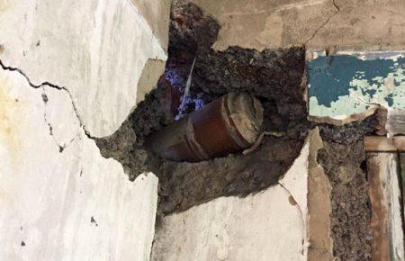 На Донеччині поліцейські витягали зі стіни танковий снаряд