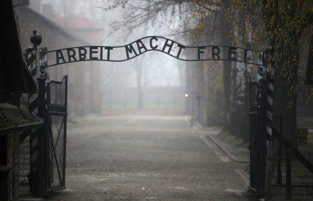 Від помічника до нейтрального спостерігача. Як євреї та бандерівці виживали в Аушвіці?