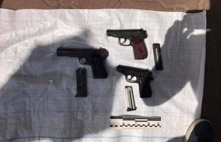 У Києві чоловік намагався продати бойову зброю зі збитими номерами (ФОТО)