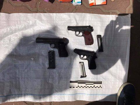 У Києві чоловік намагався продати бойову зброю зі збитими номерами (ФОТО)